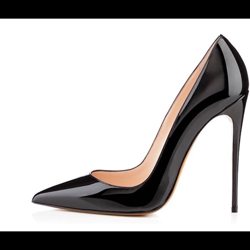 Sexy black pumps. 👠
